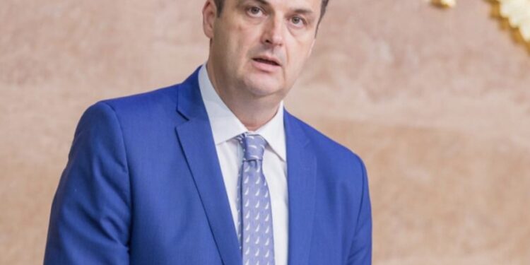 Nimanbegu: “Jam i befasuar në mënyrë të pakëndshme ndaj paralajmërimit të padisë”, Shqiptarët në Mal të Zi janë autokton