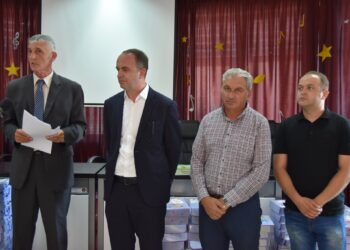 Komuna e Tuzit shpërndanë librat për fillestarët