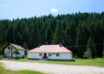 Kurtezi: Me një fotografi nga Shkolla Fillore në Dacaj, uroj të gjithë nxënësit dhe mësimdhënësit e shkollave shqip në MZ