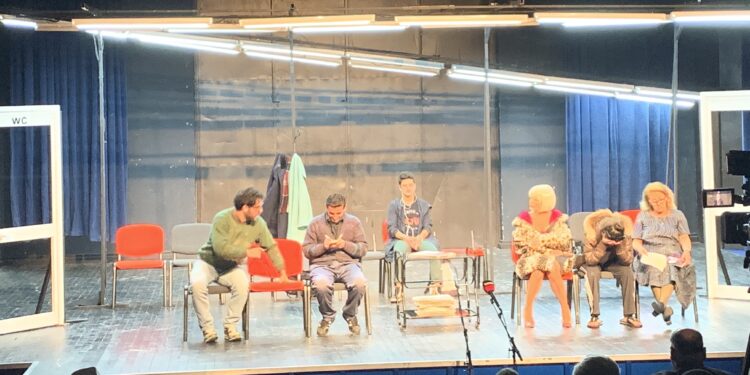 Shfaqet në Tuz drama “Zona e pritjes”, nga Teatri “Migjeni”