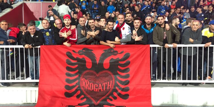 Tifozët nga Malësia në përkrahje të Kosovës ndaj Malit të Zi