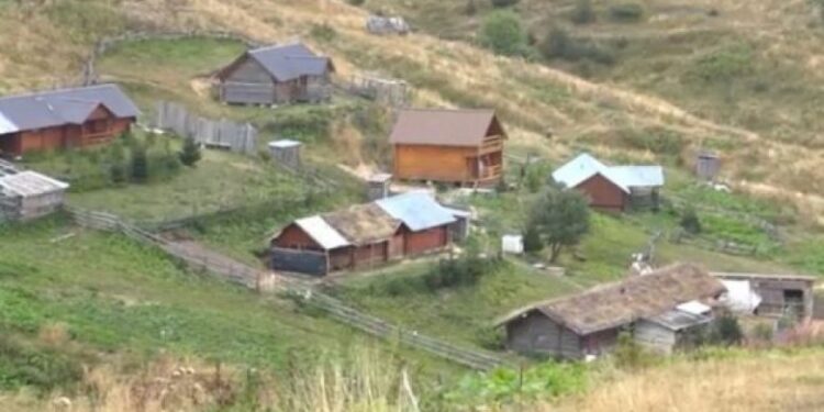 Mali i Zi u jep ultimatum kosovarëve që t’i rrëzojnë stanet brenda territorit malazez