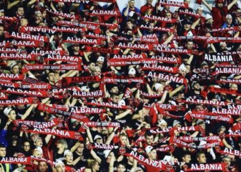 Tifozat Kuq e Zi, u dalin në ndihmë të prekurve nga termeti në Shqipëri