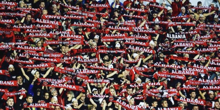 Tifozat Kuq e Zi, u dalin në ndihmë të prekurve nga termeti në Shqipëri