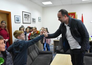 Nxënësit e shkollës fillore “Mahmut Lekiq” së bashku me mësimdhënësit e tyre vizituan Komunën e Tuzit