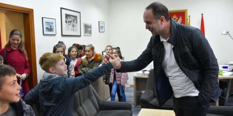 Nxënësit e shkollës fillore “Mahmut Lekiq” së bashku me mësimdhënësit e tyre vizituan Komunën e Tuzit