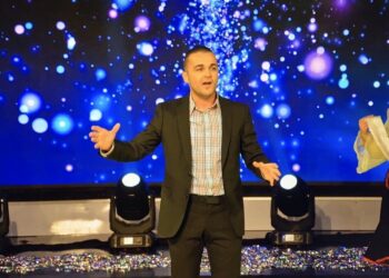 Këngëtari, Toni Ujkaj,vjen me potpuri këngësh