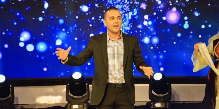 Këngëtari, Toni Ujkaj,vjen me potpuri këngësh