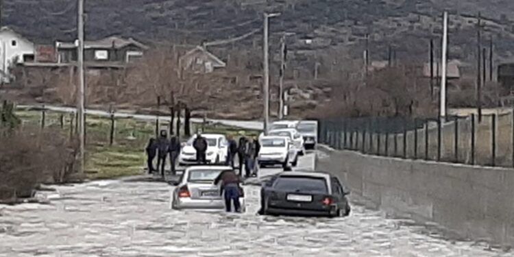 Reshje shiu në Malësi, mbulohet me ujë rruga Milesh-Dinoshë