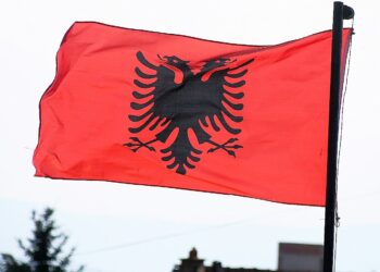 Aprovohet ligji për simbole në Mal të Zi, shqiptarët lirshëm mund ta përdorin flamurin