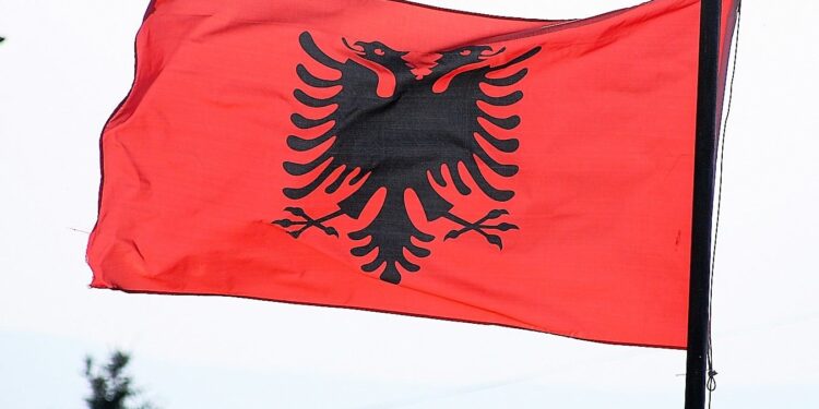 Aprovohet ligji për simbole në Mal të Zi, shqiptarët lirshëm mund ta përdorin flamurin