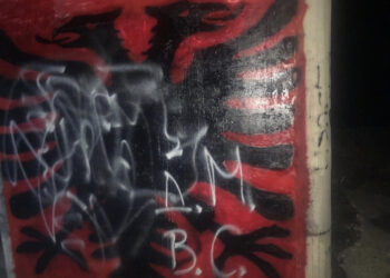 Vandalizmi vazhdon – Grup huliganësh sërish shkarravisin Shqiponjën kuq e zi