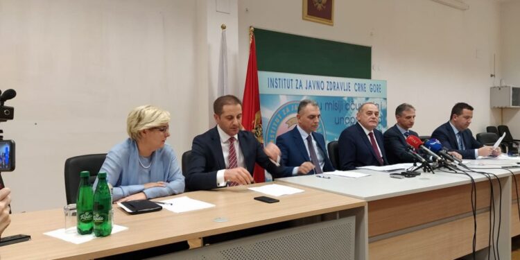 Mali i Zi, për shkak të koronavirusit, ndalon tubimet publike dhe nderpret procesin mesimor