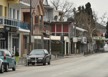 Malësia në izolim – Rrugët e boshatisura, shitoret e mbyllura, punojnë vetëm farmacitë (foto-video)