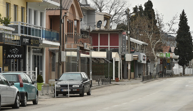 Malësia në izolim – Rrugët e boshatisura, shitoret e mbyllura, punojnë vetëm farmacitë (foto-video)
