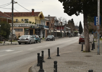 Malësia në izolim – Rrugët e boshatisura, shitoret e mbyllura, punojnë vetëm farmacitë (foto-video)