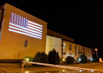 Komuna e Tuzit shpalos flamurin e SHBA-ve në godinën e saj
