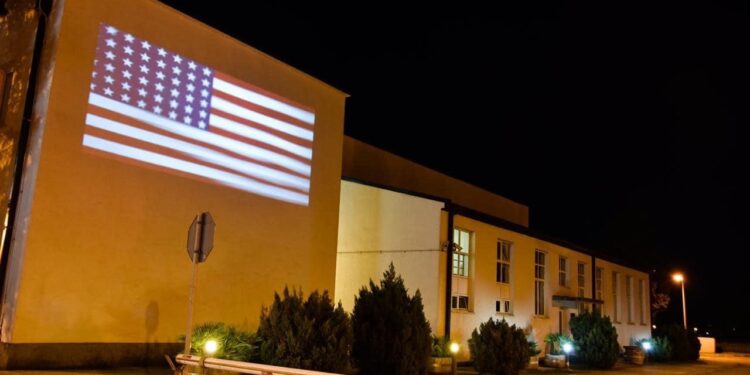 Komuna e Tuzit shpalos flamurin e SHBA-ve në godinën e saj