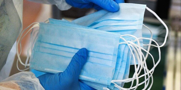 Në ambiente të mbyllura e domosdoshme maska, apo ruba