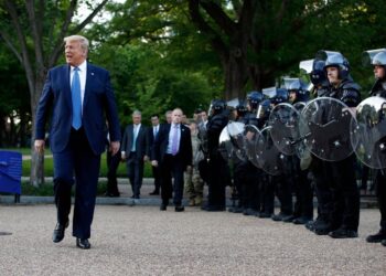 Presidenti i Donald Trump kërcënon se do mobilizojë “mijëra e mijëra” ushtarë për të shtypur protestat