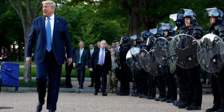 Presidenti i Donald Trump kërcënon se do mobilizojë “mijëra e mijëra” ushtarë për të shtypur protestat