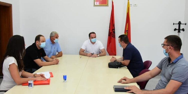 Nënshkruhen dy kontrata për infrastrukturën rrugore në Malësi