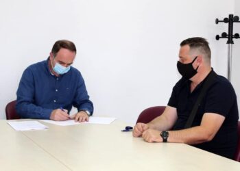 Nënshkruhet kontrata për rekonstruksionin e rrugës në Dinoshë dhe Vuksanlekaj-Narhelm