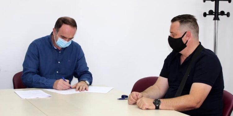 Nënshkruhet kontrata për rekonstruksionin e rrugës në Dinoshë dhe Vuksanlekaj-Narhelm