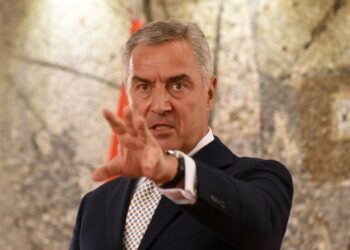 Pas tre dekadash në pushtet, sondazhet parashikojnë rrëzimin e Djukanovic-it