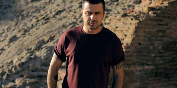 Genc Prelvukaj publikon këngën kushtuar ushtarëve të rënë për çlirimin e Kosovës