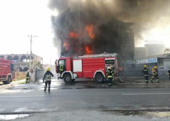 Zjarr i madh kaploi objektet afariste në Dheun e Zi