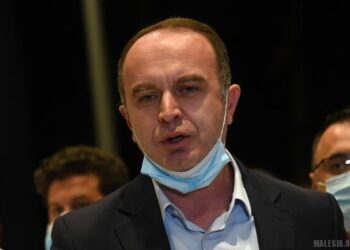 Nik Gjeloshaj jep dorëheqje nga pozita e deputetit