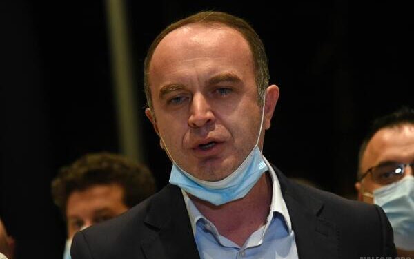 Nik Gjeloshaj jep dorëheqje nga pozita e deputetit