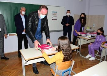 Komuna e Tuzit ndan libra falas nxënësve të shkollave fillore