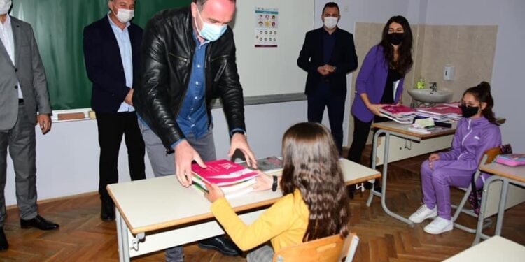 Komuna e Tuzit ndan libra falas nxënësve të shkollave fillore