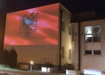 Flamuri shqiptar po valvitet i lirë në treva shqiptare në Malin e Zi