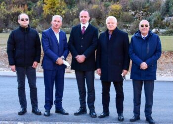 Markoviq vizitoi punimet në rrugën Dinoshë – Cem i Trieshit, pritet nga Gjeloshaj me bashkëpunëtorë