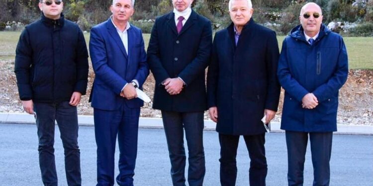 Markoviq vizitoi punimet në rrugën Dinoshë – Cem i Trieshit, pritet nga Gjeloshaj me bashkëpunëtorë