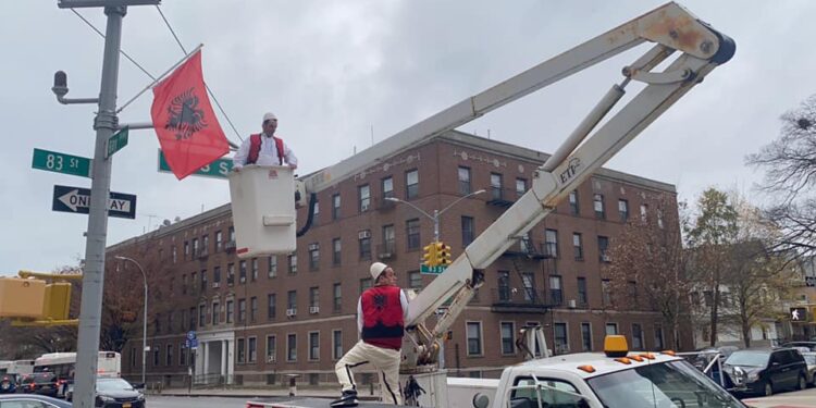 New York, Brooklyni stoliset me flamuj kuq e zi me rastin e Ditës së Flamurit