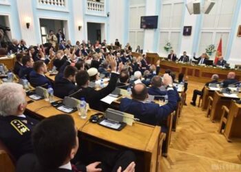 Qeveria e re ndërron 420 drejtora në institucione të ndryshme