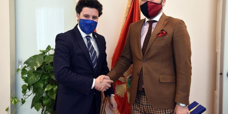 Ambasadori Kurtezi takohet me Zëvendeskryeministrin e MZ, Dritan Abazoviq