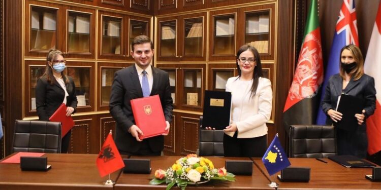 Kosova e Shqipëria lidhin marrëveshje për ngritjen e fondit ndër-shtetëror për mbështetje të shqiptarëve në Mal të Zi