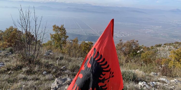 Kallaba:Shqiptarët nuk e respektojnë flamurin e vet kombëtar