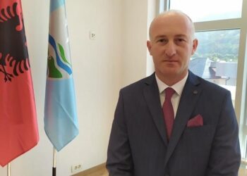 Kryetari i Kuvendit të Gucisë, Bujar Hasangjekaj, drejton kuvendin në gjuhën shqipe, SD dhe PSD kundërshtojnë