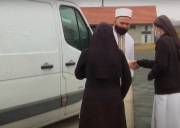 Imam e murgeshë bashkë për t’i ndihmuar të varfrit në Gjakovë