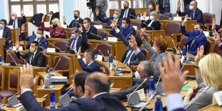 Parlamenti malazez voton sërish ligjet e kthyera nga Gjukanoviqi