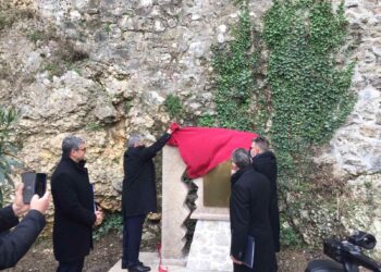 Ambasadori Kosovës dhe i Kroacisë përurojnë përmendorën viktimave të tërmetit në Ulqin