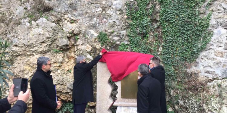 Ambasadori Kosovës dhe i Kroacisë përurojnë përmendorën viktimave të tërmetit në Ulqin