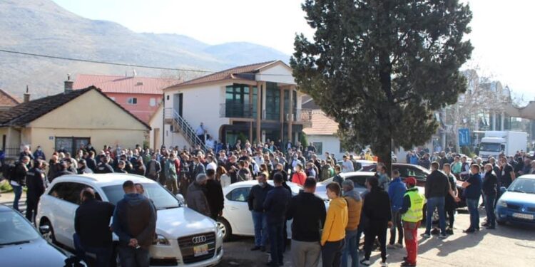 Edhe përkundër rezistencës, Qeveria nuk ndryshon masat – Padi penale kundër Gjeloshaj dhe Çunmulaj