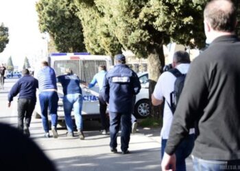 Banorët e Malësisë shtyjnë furgonin e policisë